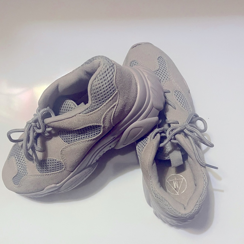 Stylish Gray Sneakers. Size 7.